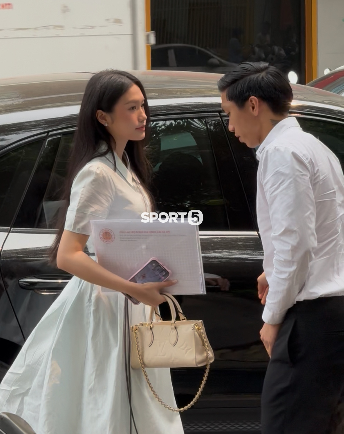 Văn Hậu lái Porsche đưa Doãn Hải My cùng đi gia hạn hợp đồng với CLB CAHN, nàng WAG qua 