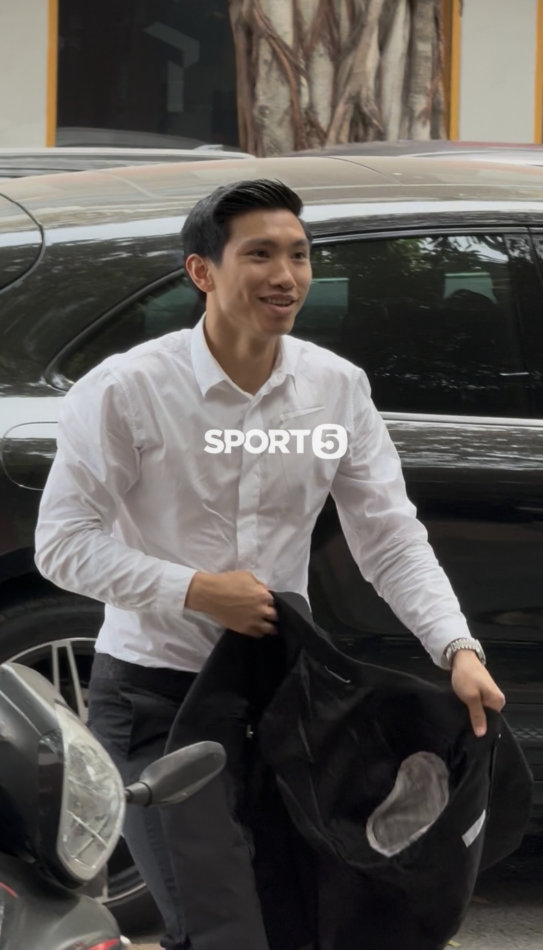 Văn Hậu lái Porsche đưa Doãn Hải My cùng đi gia hạn hợp đồng với CLB CAHN, nàng WAG qua 