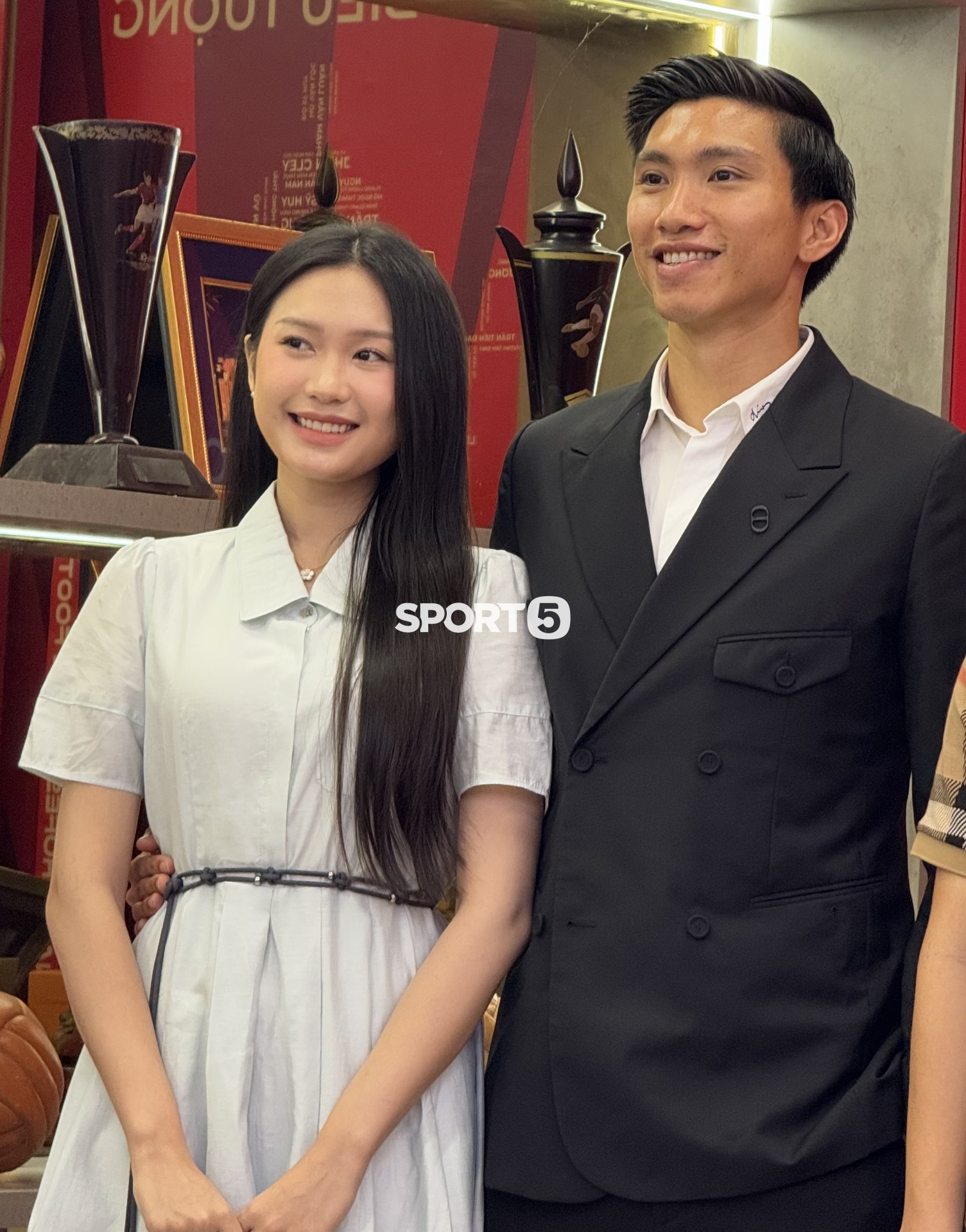 Văn Hậu lái Porsche đưa Doãn Hải My cùng đi gia hạn hợp đồng với CLB CAHN, nàng WAG qua 