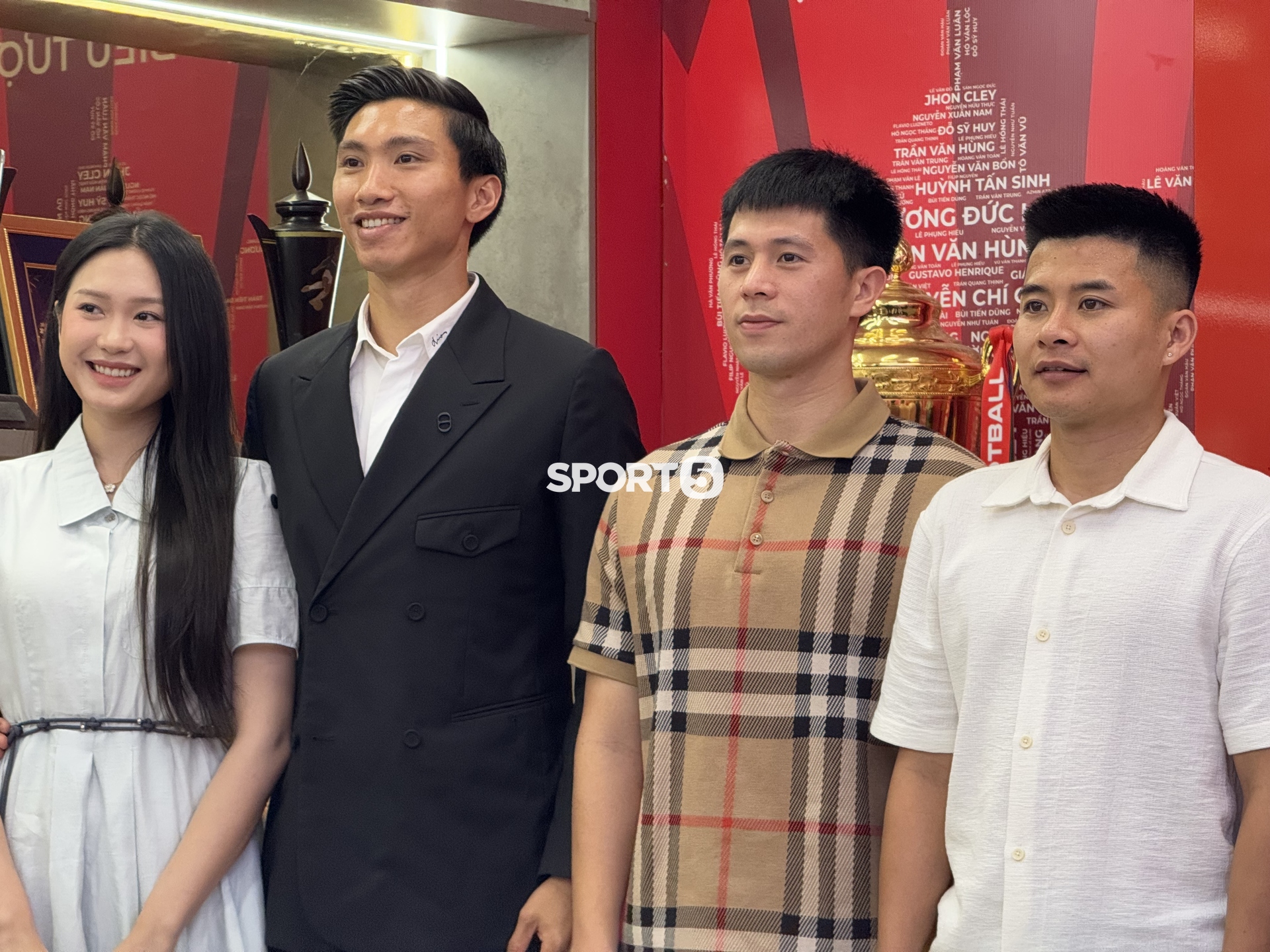 Văn Hậu lái Porsche đưa Doãn Hải My cùng đi gia hạn hợp đồng với CLB CAHN, nàng WAG qua 