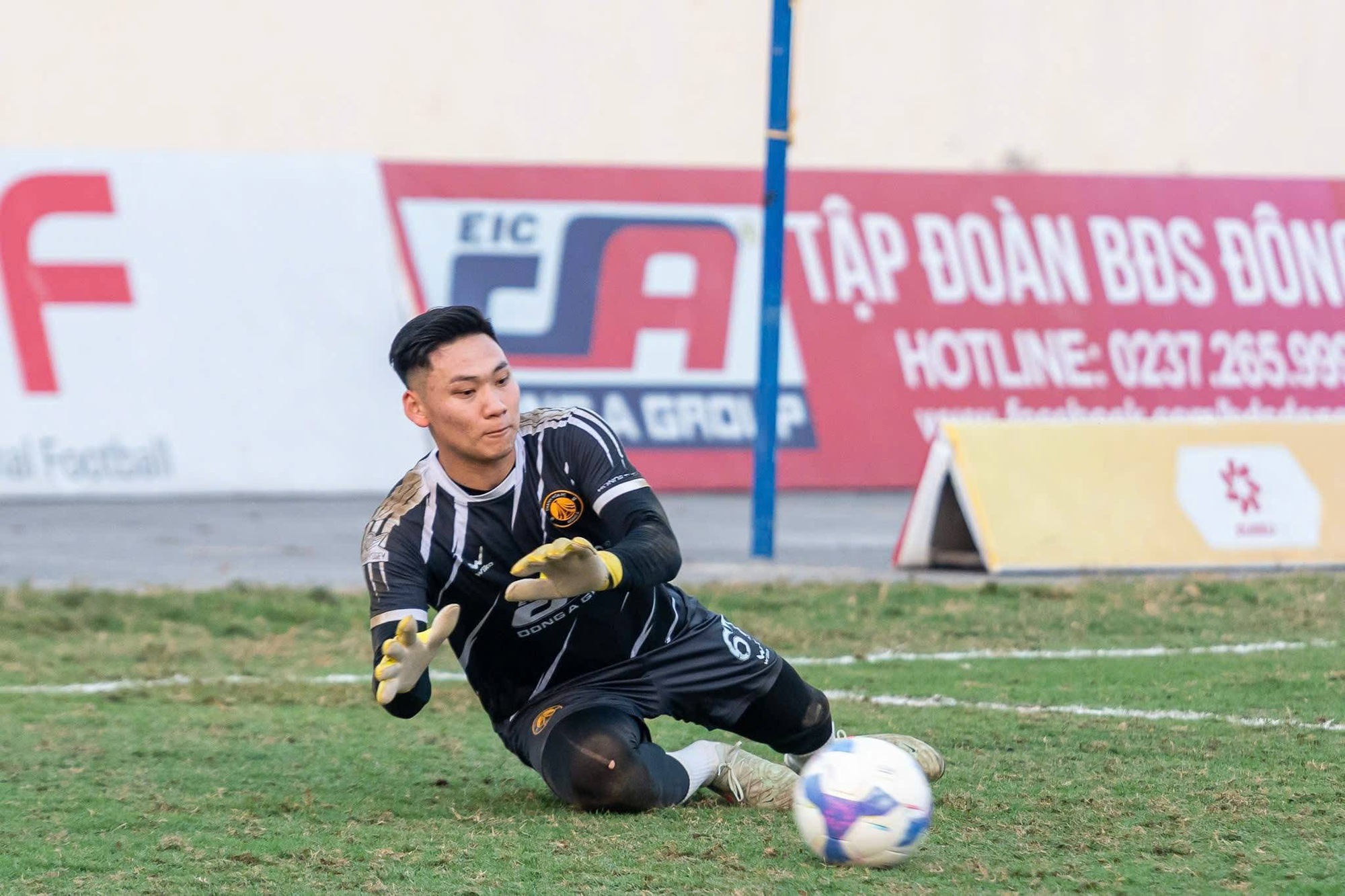 Rimario “dỗi” bỏ CLB Thanh Hoá về quê, đội bóng xứ Thanh chồng chất khó khăn, phải dùng cả thủ môn chơi tiền đạo- Ảnh 2.