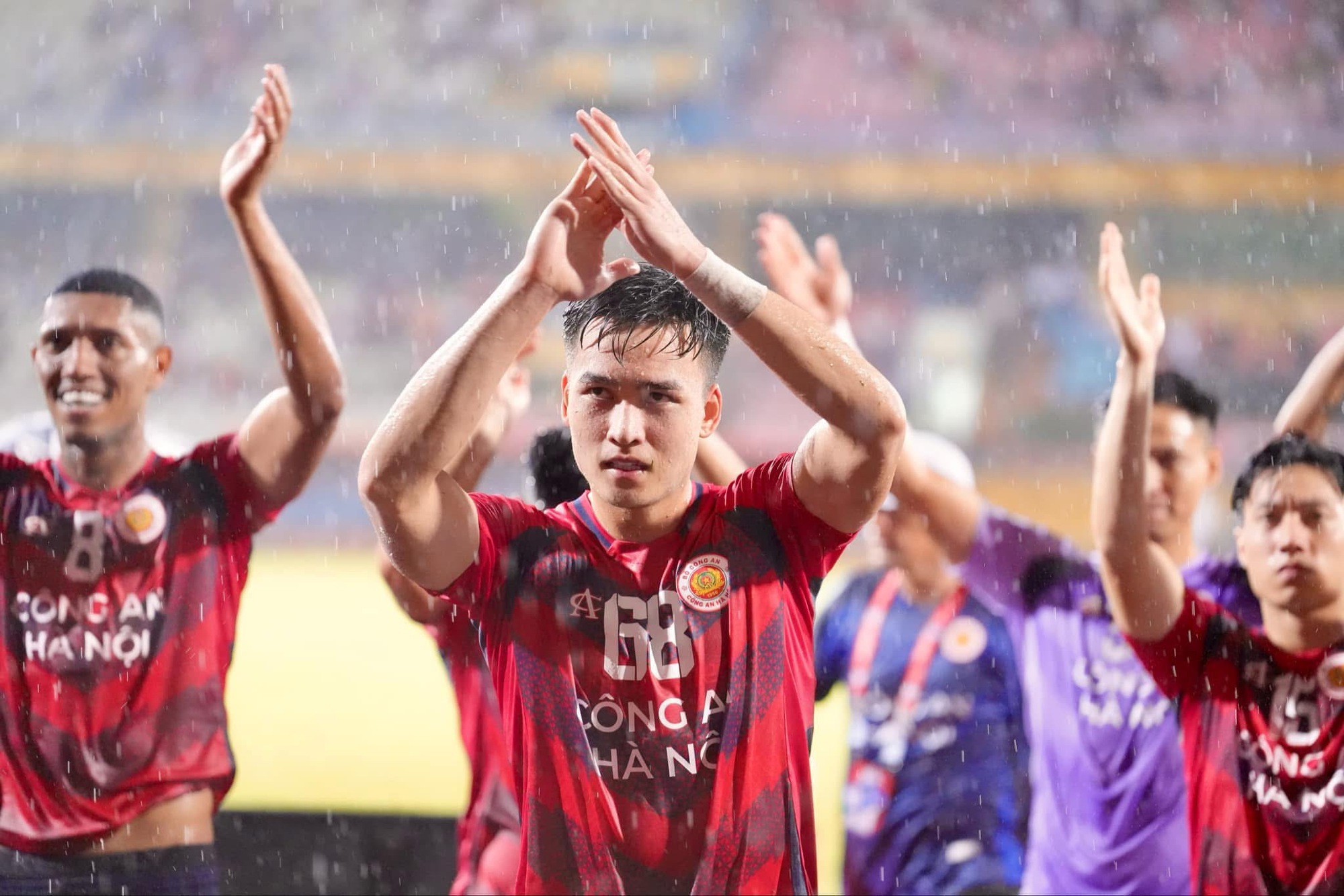 Trai đẹp 8 múi Bùi Hoàng Việt Anh báo tin vui- Ảnh 2.