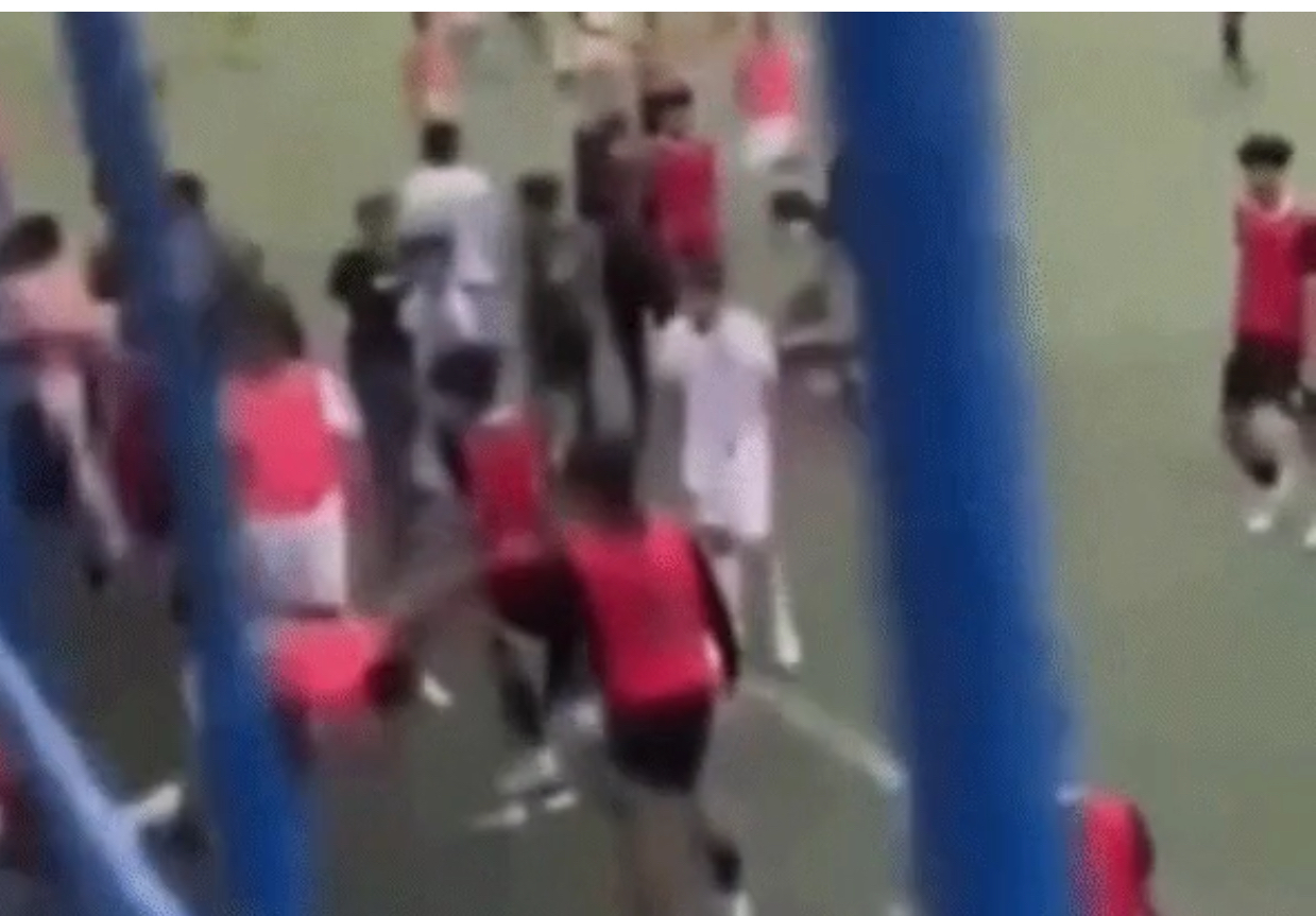 Cầu thủ Indonesia gây phẫn nộ, xông phi đạp thẳng người đối thủ- Ảnh 2.