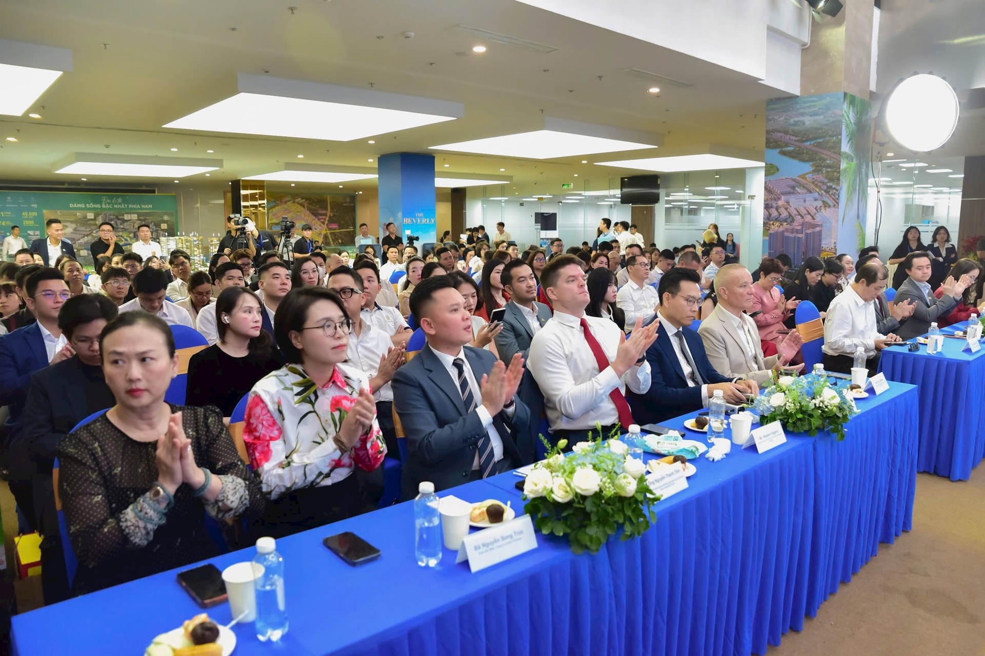 Việt Nam chuyển mình thành điểm đến đầu tư hấp dẫn của dòng vốn ngoại, bất động sản hưởng lợi lớn- Ảnh 2.