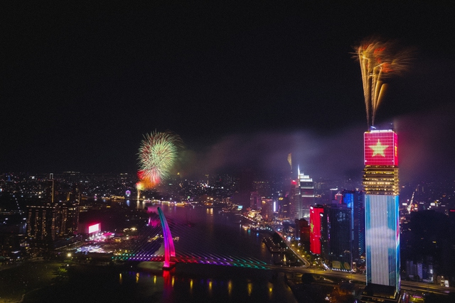 Rực rỡ pháo hoa trên bầu trời TP.HCM đêm 30/4 - Ảnh 24.