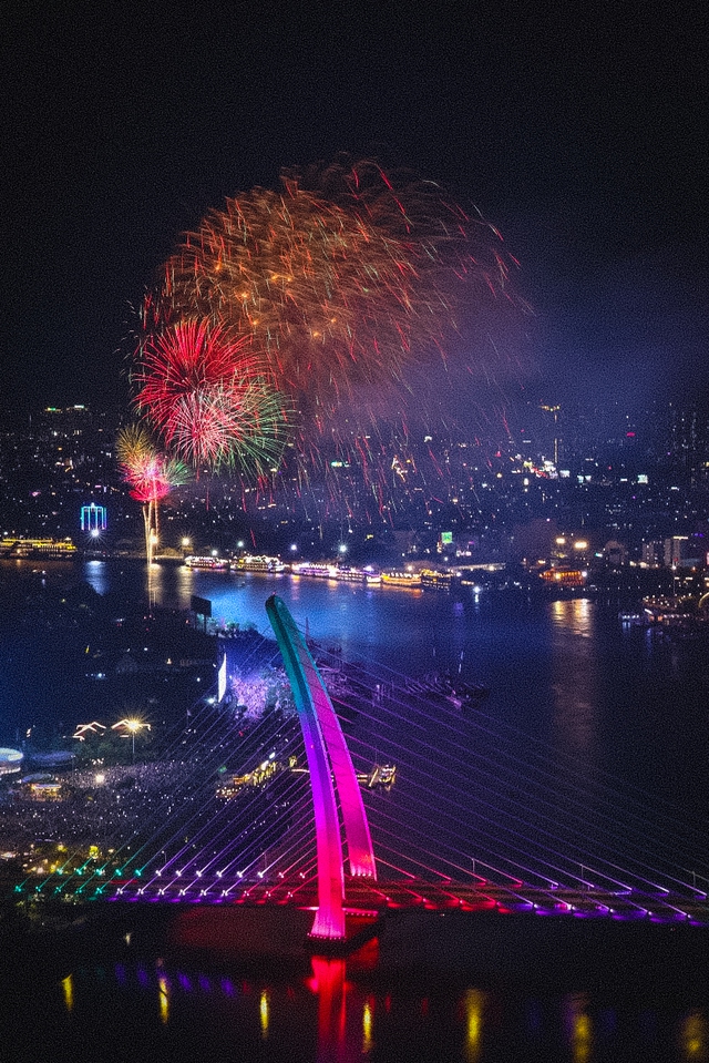 Rực rỡ pháo hoa trên bầu trời TP.HCM đêm 30/4 - Ảnh 23.