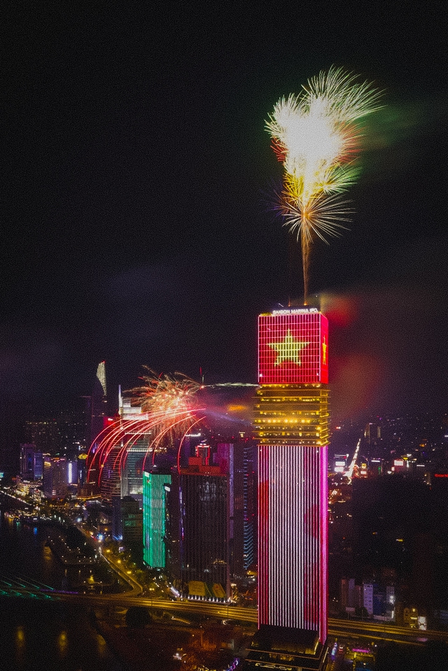 Rực rỡ pháo hoa trên bầu trời TP.HCM đêm 30/4 - Ảnh 25.