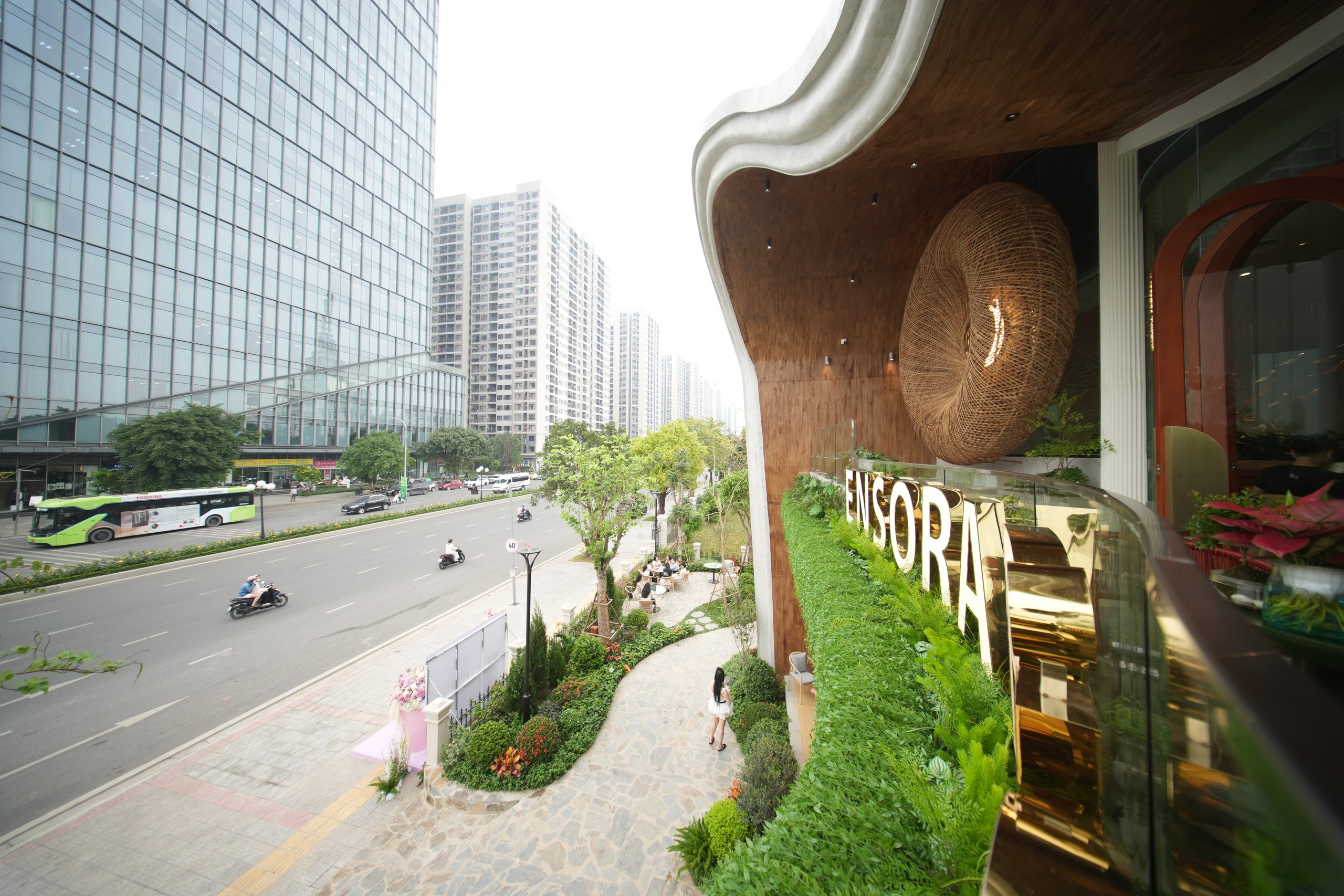 Quán cafe khủng ngay trong khuôn viên trường đại học đẹp nhất Việt Nam: Giao diện 