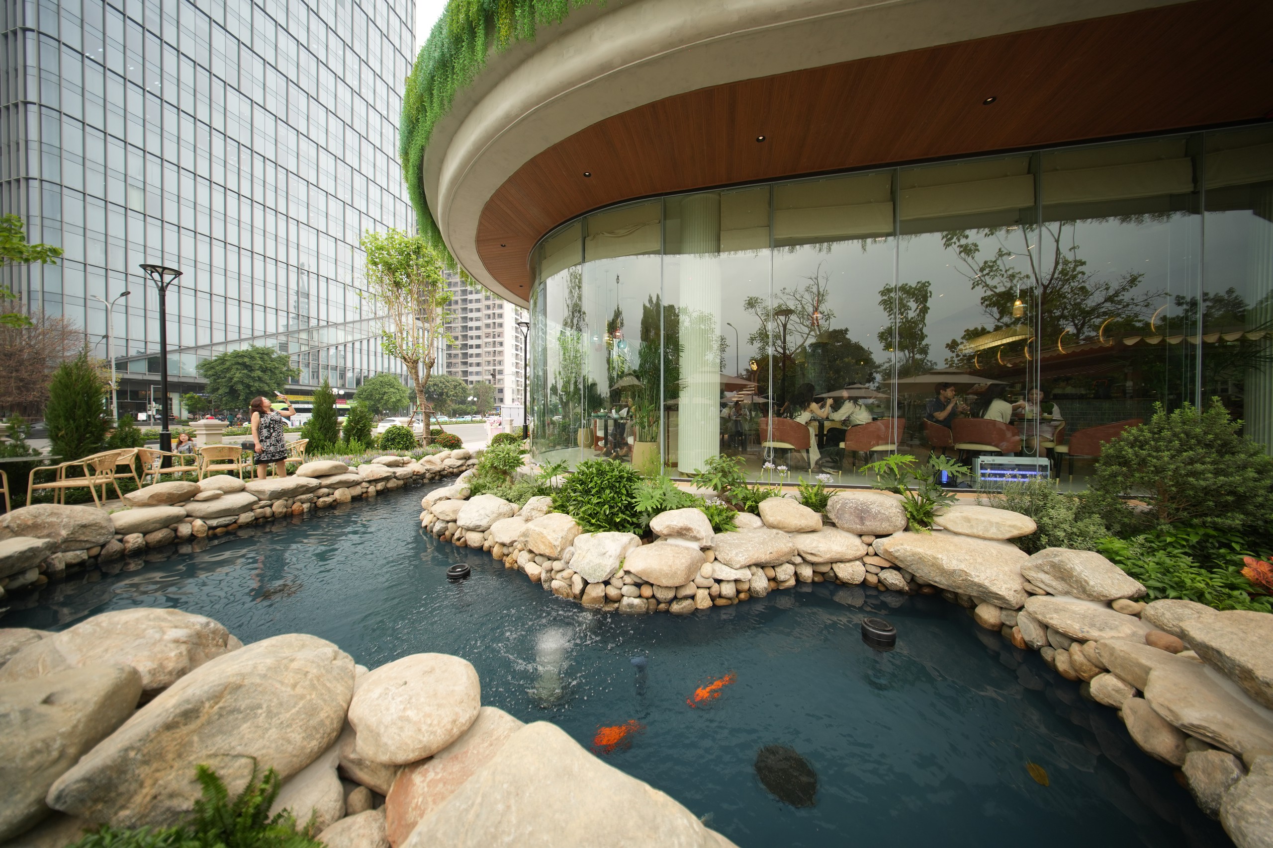 Quán cafe khủng ngay trong khuôn viên trường đại học đẹp nhất Việt Nam: Giao diện 