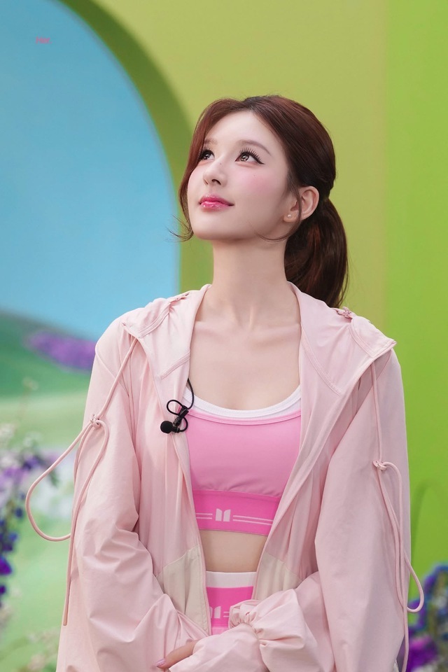 Triệu Lộ Tư mặc váy của NTK Việt, nhan sắc đẹp lên thấy rõ- Ảnh 6.