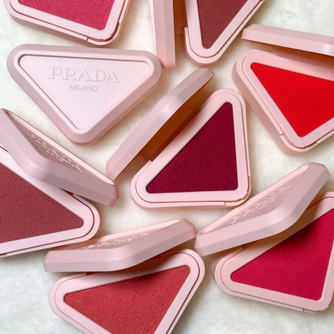 Prada Touch đang siêu viral: Quá nhiều thứ hay ho trong một hộp phấn má bé nhỏ- Ảnh 1.