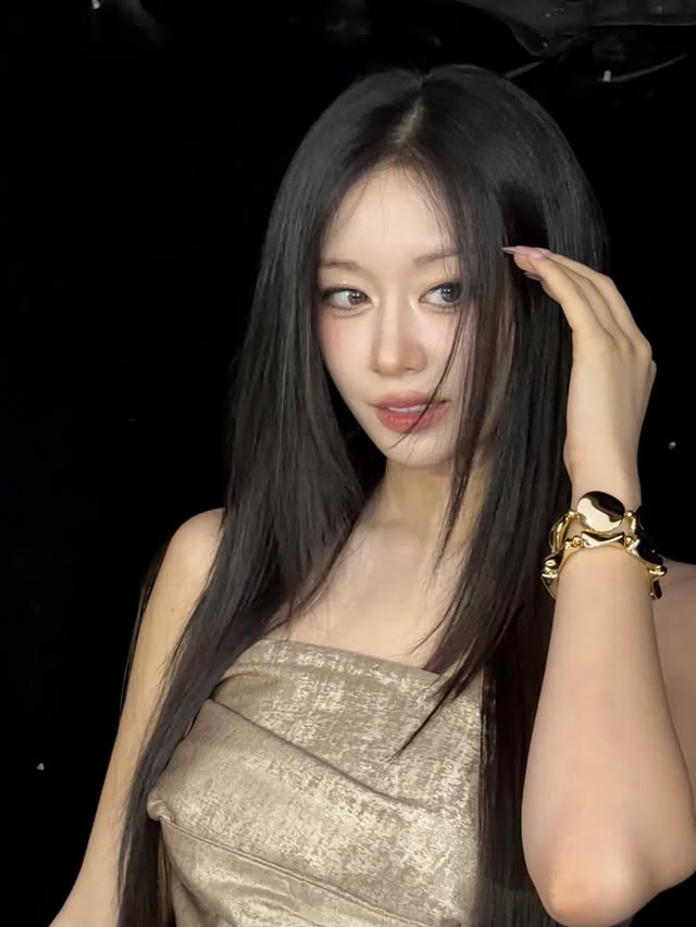 Mỹ nhân đình đám showbiz lộ diện với visual không tin nổi hậu drama chồng cầu thủ đi bar với gái lạ- Ảnh 5.