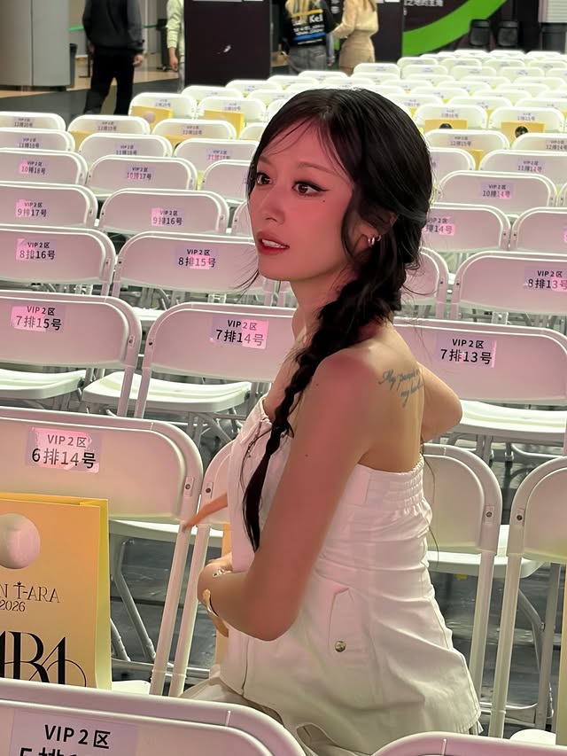 Mỹ nhân đình đám showbiz lộ diện với visual không tin nổi hậu drama chồng cầu thủ đi bar với gái lạ- Ảnh 2.