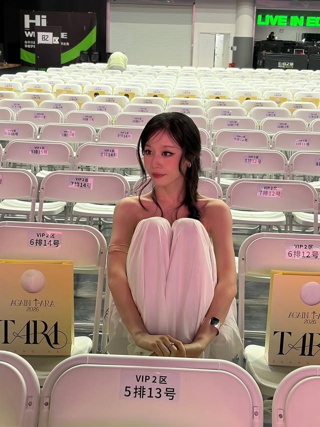 Mỹ nhân đình đám showbiz lộ diện với visual không tin nổi hậu drama chồng cầu thủ đi bar với gái lạ- Ảnh 1.