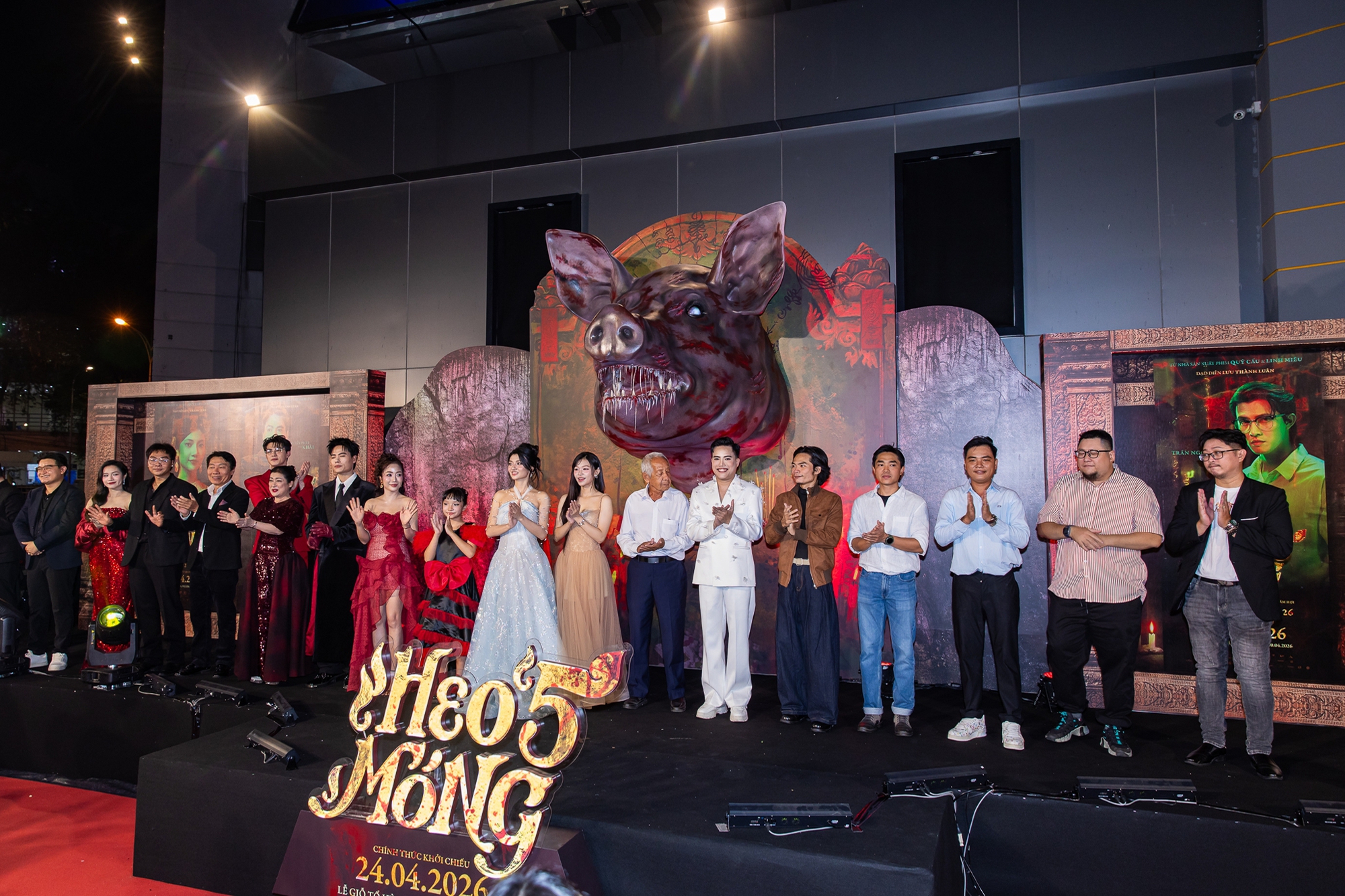 Thảm đỏ HOT nhất hôm nay: Tam Triều Dâng - Võ Điền Gia Huy dính như sam, Jun Vũ - Thuý Ngân đẹp loá cả mắt- Ảnh 1.