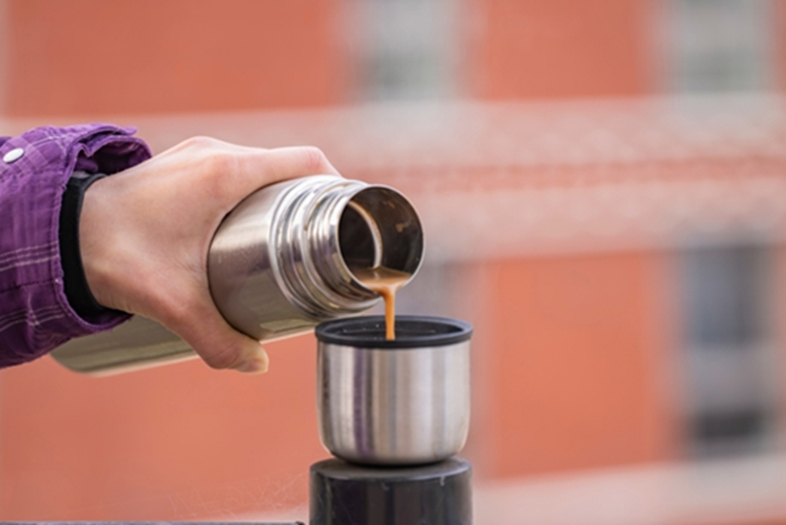 Nam tài xế 50 tuổi mắc hàng loạt bệnh hiểm nghèo vì chiếc cốc giữ nhiệt, bác sĩ nhắc: 7 loại nước tuyệt đối không để trong loại cốc này- Ảnh 1.