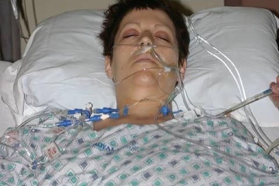 Người phụ nữ 36 tuổi chỉ còn sống được 15 tháng vì hồi nhỏ thích mặc áo của bố  - Ảnh 1.