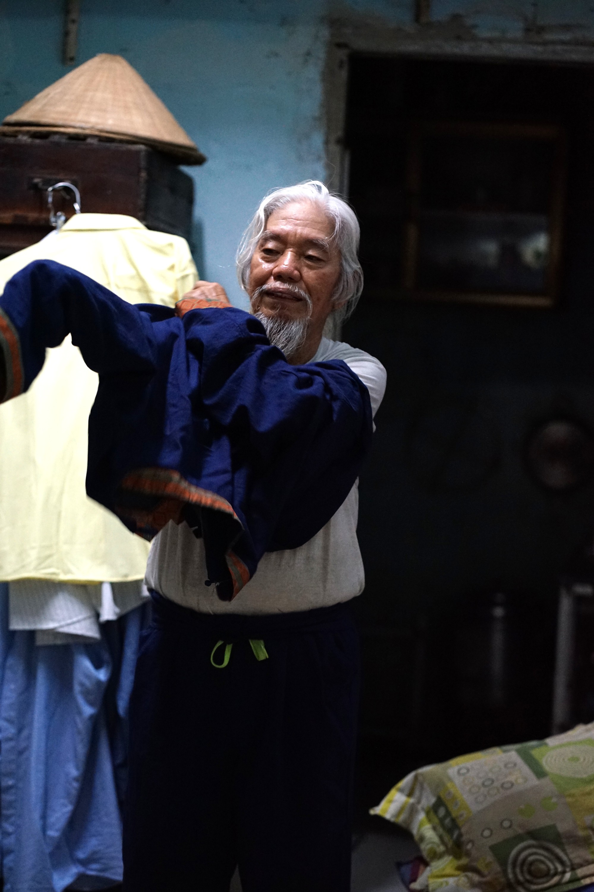 Ăn mặc bảnh bao đi bán vé số, ông lão ở TP.HCM sở hữu “gia tài