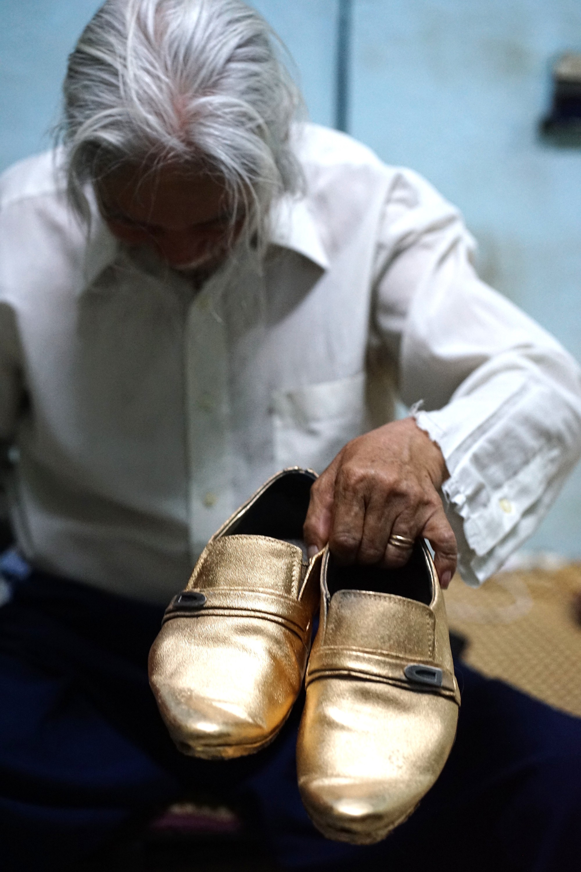 Ăn mặc bảnh bao đi bán vé số, ông lão ở TP.HCM sở hữu “gia tài