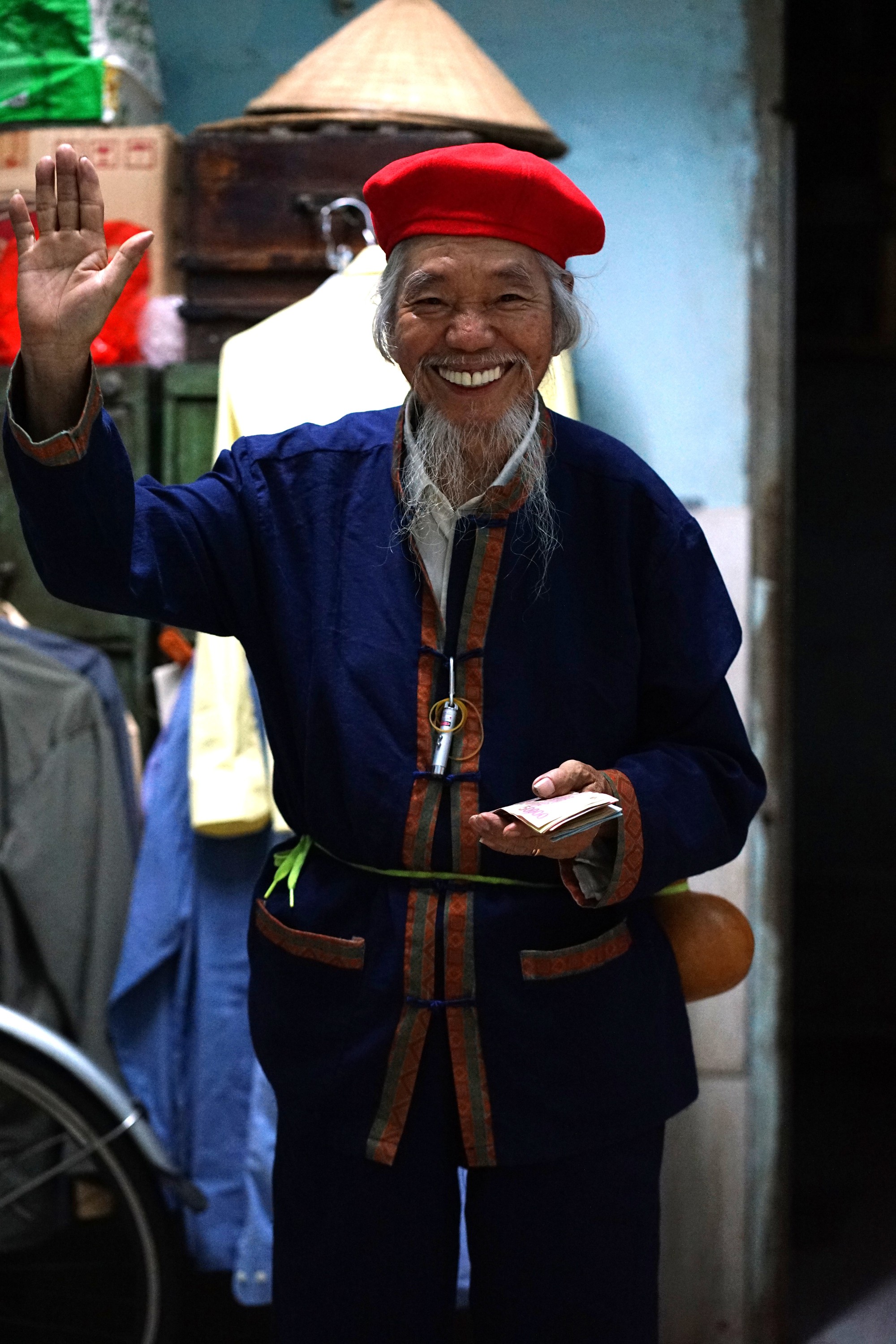 Ăn mặc bảnh bao đi bán vé số, ông lão ở TP.HCM sở hữu “gia tài