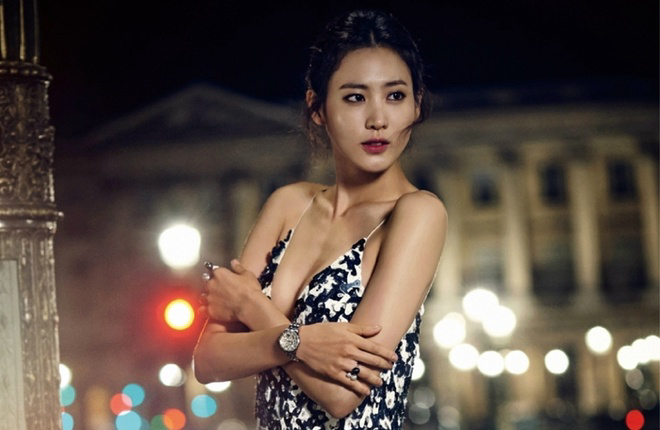 Kim Soo Hyun được tình cũ Jisoo (BLACKPINK) tình tứ dìu đỡ tại sự kiện Canneseries, tạo nên cảnh phim ngôn tình giữa đời thật- Ảnh 9.