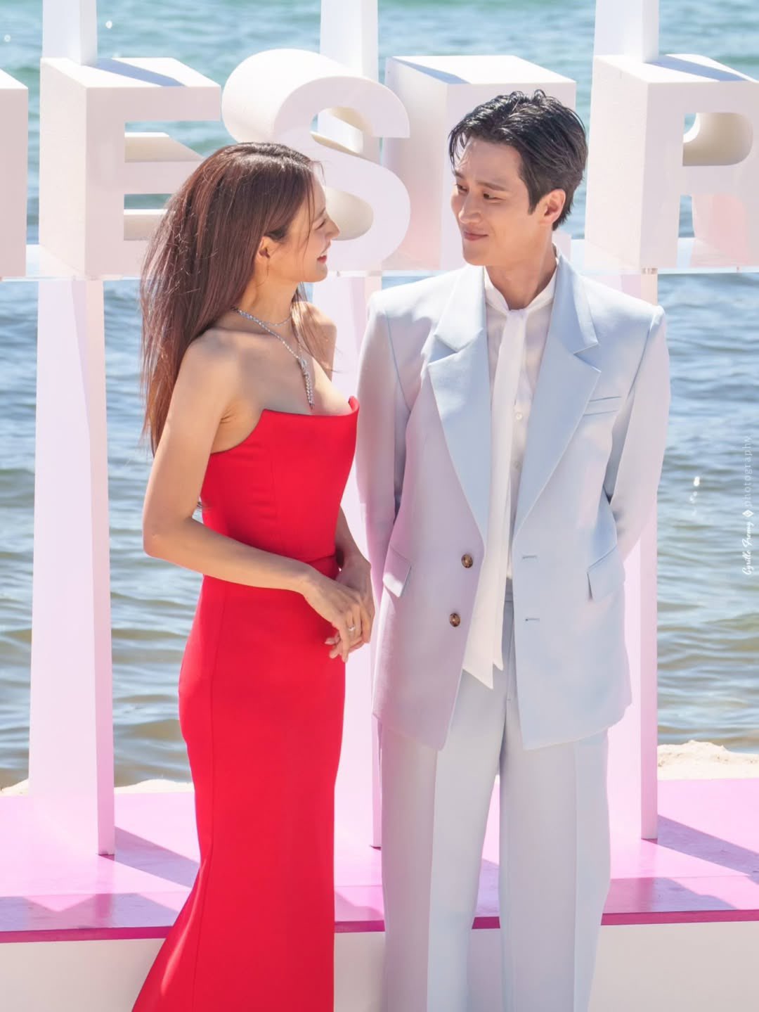 Kim Soo Hyun được tình cũ Jisoo (BLACKPINK) tình tứ dìu đỡ tại sự kiện Canneseries, tạo nên cảnh phim ngôn tình giữa đời thật- Ảnh 4.