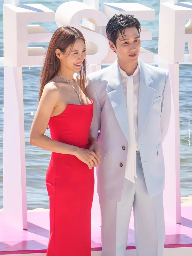 Kim Soo Hyun được tình cũ Jisoo (BLACKPINK) tình tứ dìu đỡ tại sự kiện Canneseries, tạo nên cảnh phim ngôn tình giữa đời thật- Ảnh 3.