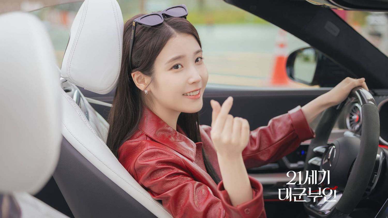 Perfect Crown: Motif cũ nhưng vẫn bánh cuốn, IU chứng minh đẳng cấp vai gì cũng cân đẹp- Ảnh 2.