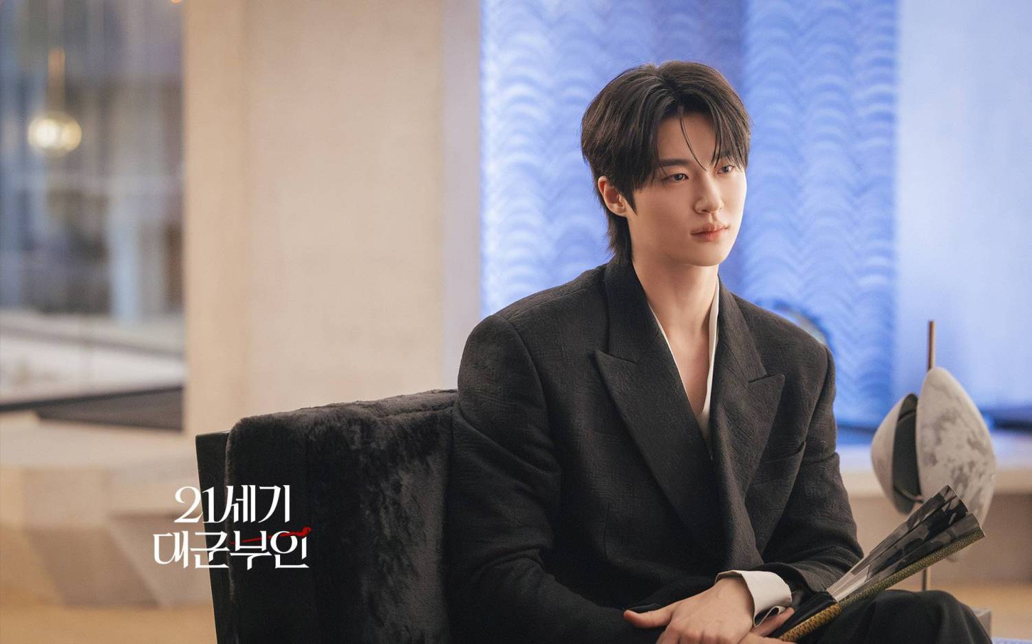 Perfect Crown: Motif cũ nhưng vẫn bánh cuốn, IU chứng minh đẳng cấp vai gì cũng cân đẹp- Ảnh 3.