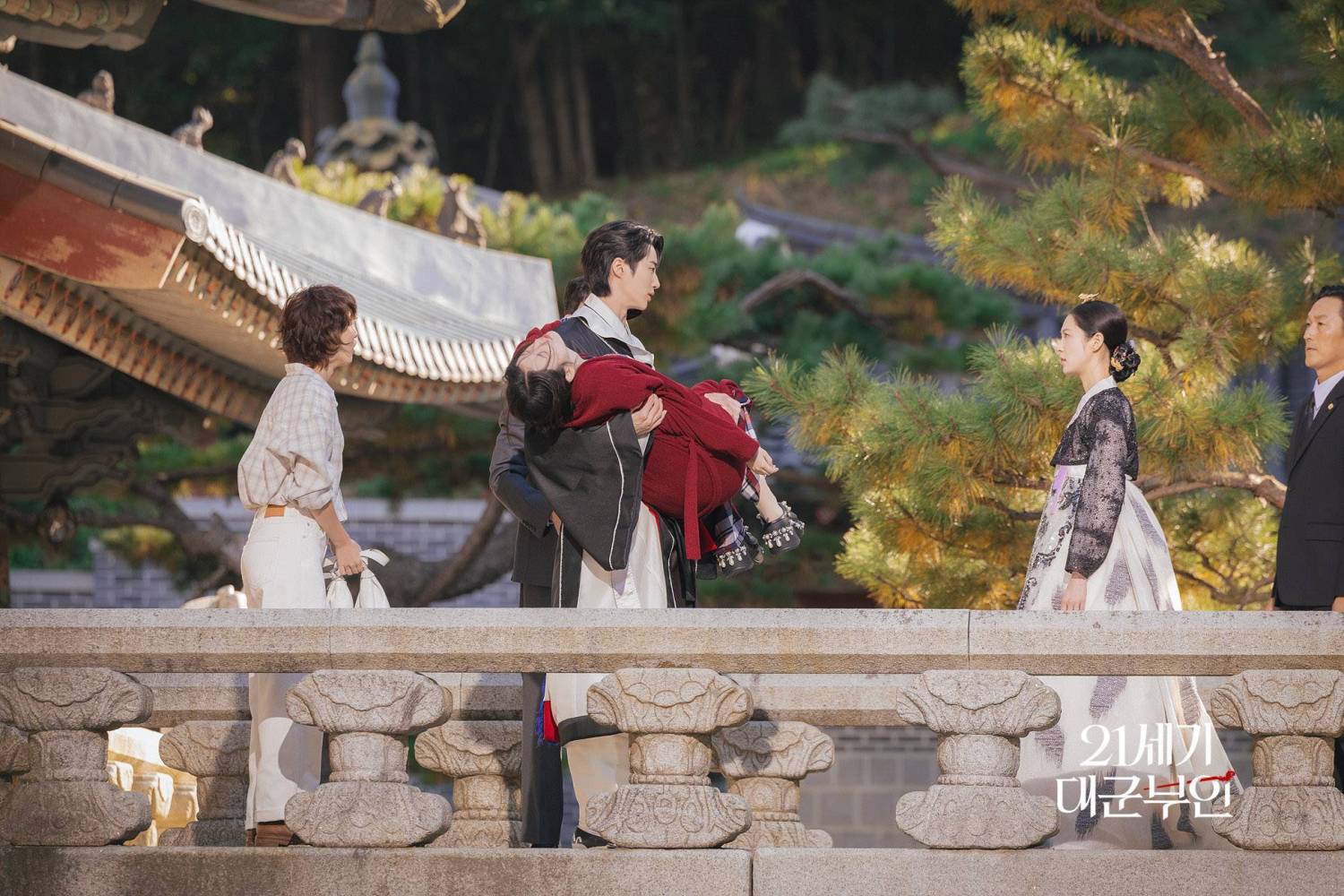 Perfect Crown: Motif cũ nhưng vẫn bánh cuốn, IU chứng minh đẳng cấp vai gì cũng cân đẹp- Ảnh 7.