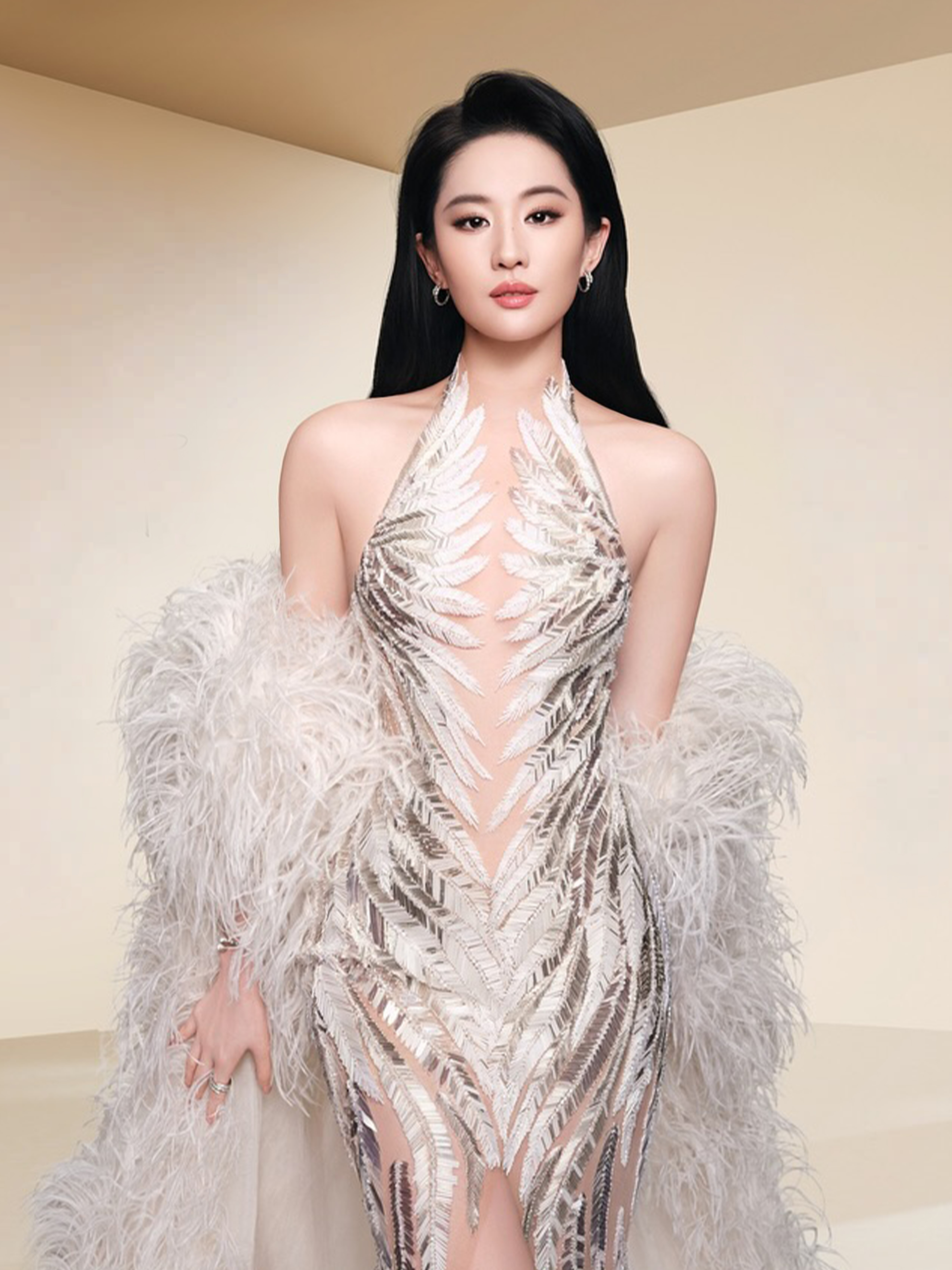 Đẳng cấp sao nữ hạng A gọi tên Lưu Diệc Phi: Cứ xuất hiện lại gây sốt, chăm khoe dáng gợi cảm khó rời mắt- Ảnh 2.