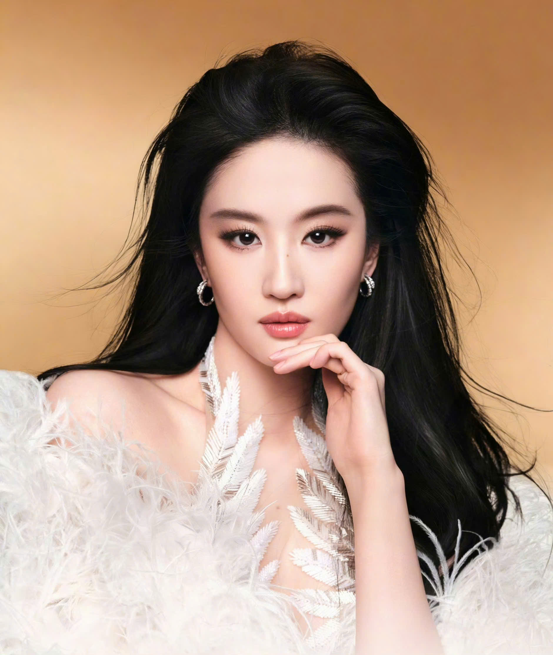 Đẳng cấp sao nữ hạng A gọi tên Lưu Diệc Phi: Cứ xuất hiện lại gây sốt, chăm khoe dáng gợi cảm khó rời mắt- Ảnh 1.