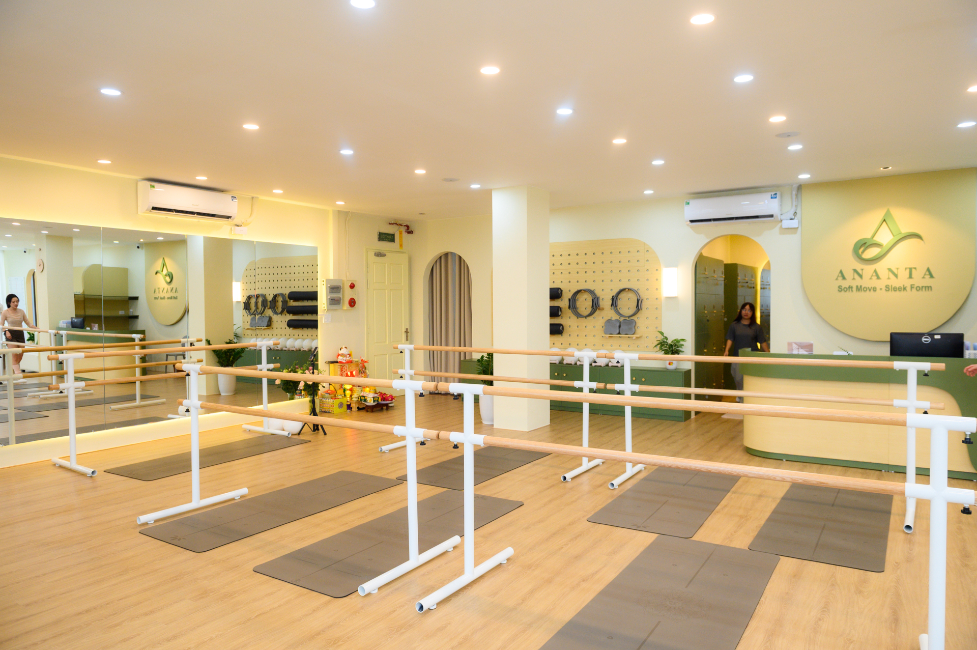 50 phút trong phòng tập barre - môn “gọt dáng” vibe tiểu thư: Có phải giàu mới “đu được”?- Ảnh 1.