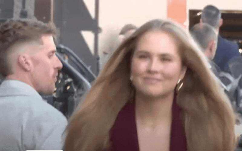 Từng phải bỏ trốn khỏi Amsterdam, Công chúa Hà Lan ngày trở lại gây bất ngờ: Diện đồ Mango cũ, dạo từ phòng thí nghiệm đến hộp đêm- Ảnh 1.