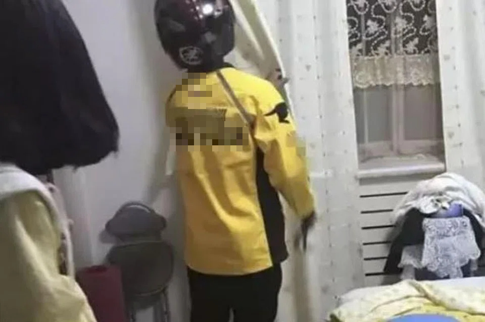 Nam shipper 27 tuổi nhiễm HIV khẳng định 3 năm chưa làm "chuyện ấy", bác sĩ: "Giá như hôm đó anh đừng đi cắt tóc"- Ảnh 1.