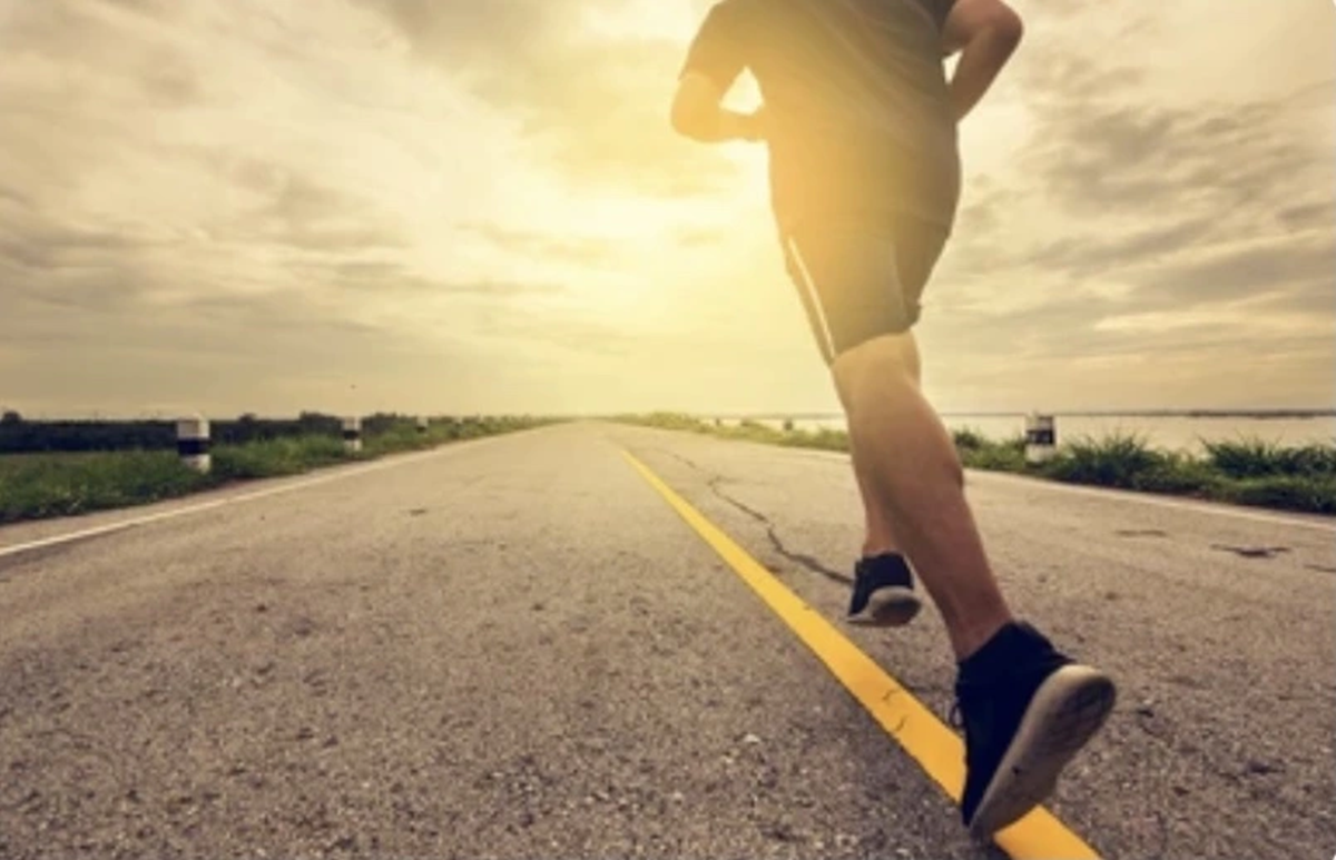 Người đàn ông 25 tuổi tử vong sau khi chạy bộ theo cách "lạ đời" - Ảnh 1.