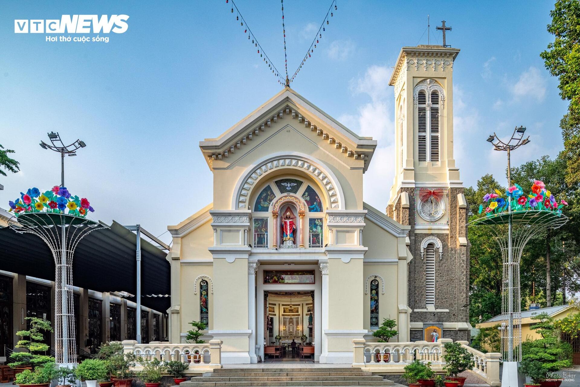 Chiêm ngưỡng thánh đường hơn 100 năm tuổi với kiến trúc độc đáo ở TP.HCM- Ảnh 1.