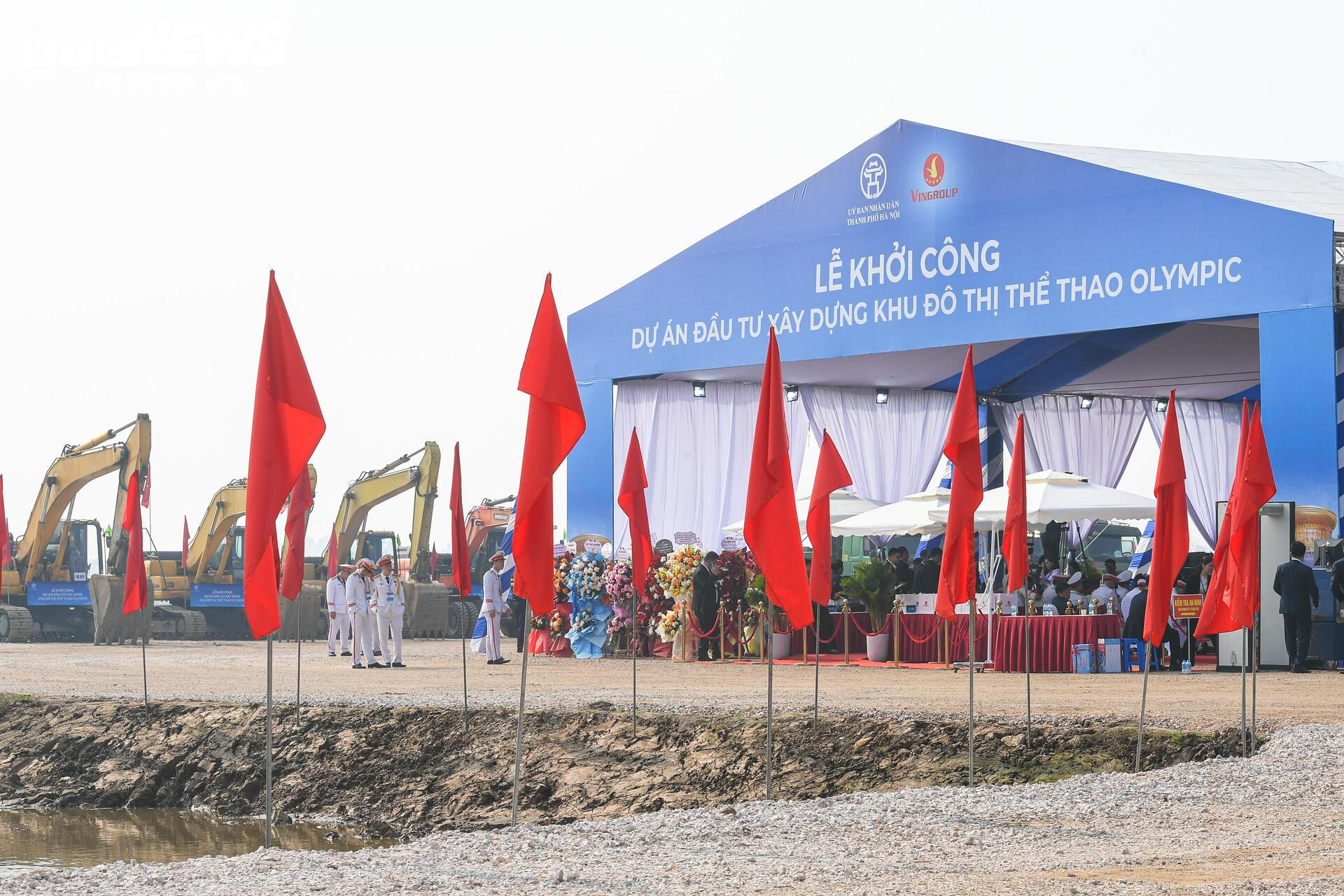 Hàng trăm người dân ngồi chật kín nhà văn hóa nghe mức giá đền bù đất tại siêu dự án Olympic 925.000 tỷ đồng có quy mô lớn nhất lịch sử Vingroup- Ảnh 2.