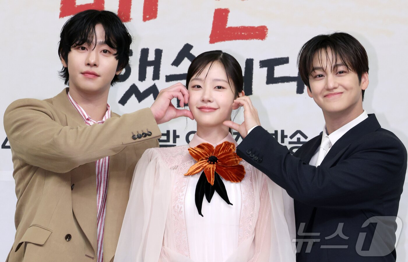Kim Bum là "ma cà rồng" hay sao mà trẻ mãi không già thế này?- Ảnh 6.