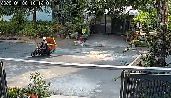Sự cợt nhả của shipper khi biết khách đang đợi hàng về: Nếu không có camera ghi lại, không ai dám tin- Ảnh 1.
