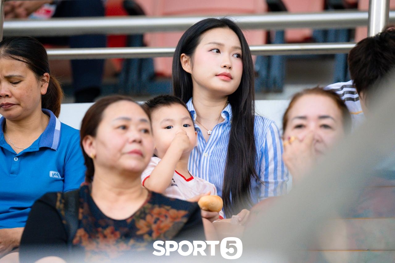 Văn Hậu đưa con trai xuống sân bóng chơi đùa, Doãn Hải My không giống như mọi lần - Ảnh 1.