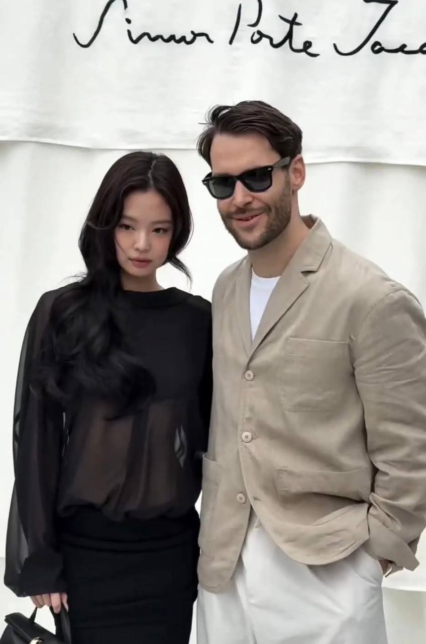 Jennie khoe chân ngực tinh tế, được người đàn ông quyền lực hộ tống tại event Jacquemus- Ảnh 2.