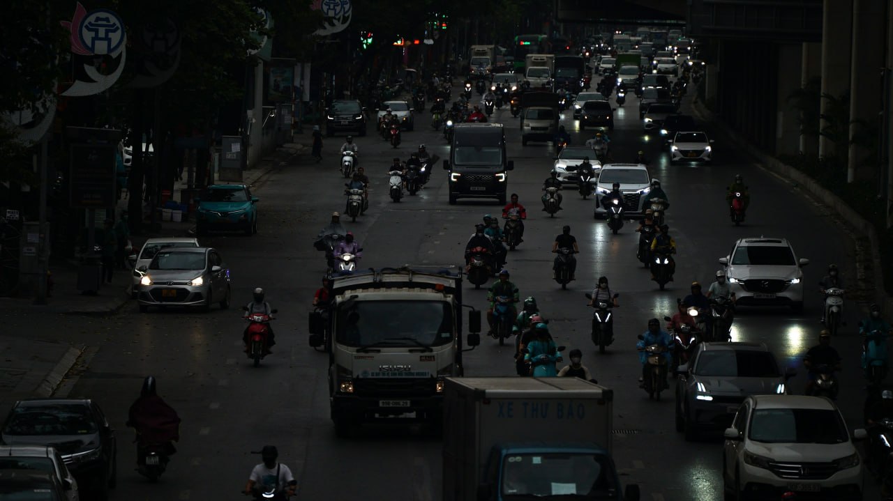 Cảnh tượng hiếm thấy ở Hà Nội lúc 9h sáng - Ảnh 1.