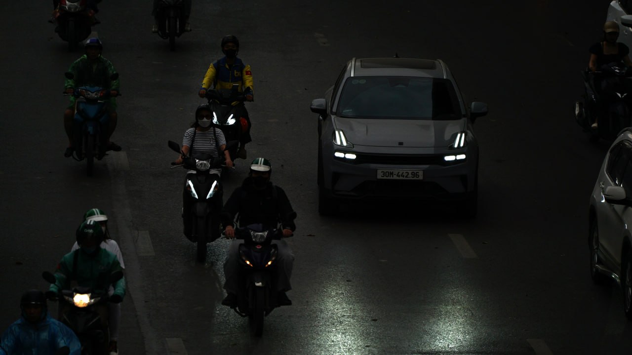 Cảnh tượng hiếm thấy ở Hà Nội lúc 9h sáng - Ảnh 2.