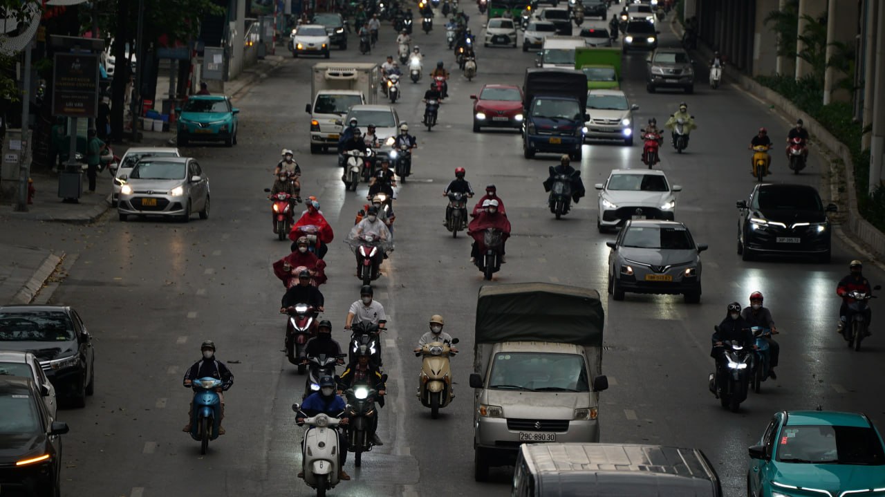 Cảnh tượng hiếm thấy ở Hà Nội lúc 9h sáng - Ảnh 3.