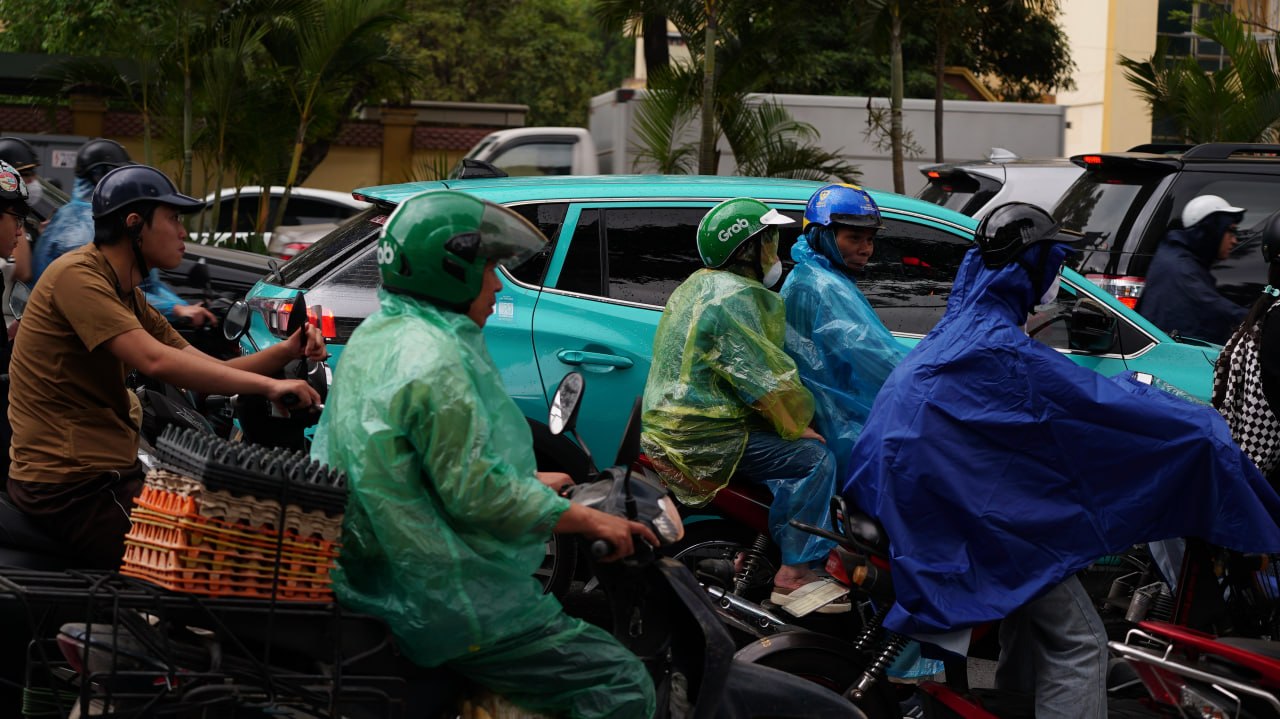 Cảnh tượng hiếm thấy ở Hà Nội lúc 9h sáng - Ảnh 12.