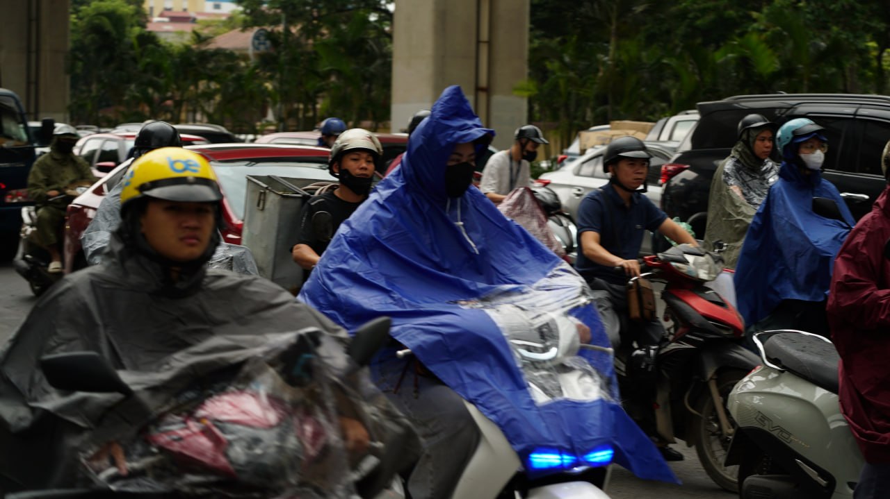 Cảnh tượng hiếm thấy ở Hà Nội lúc 9h sáng - Ảnh 8.