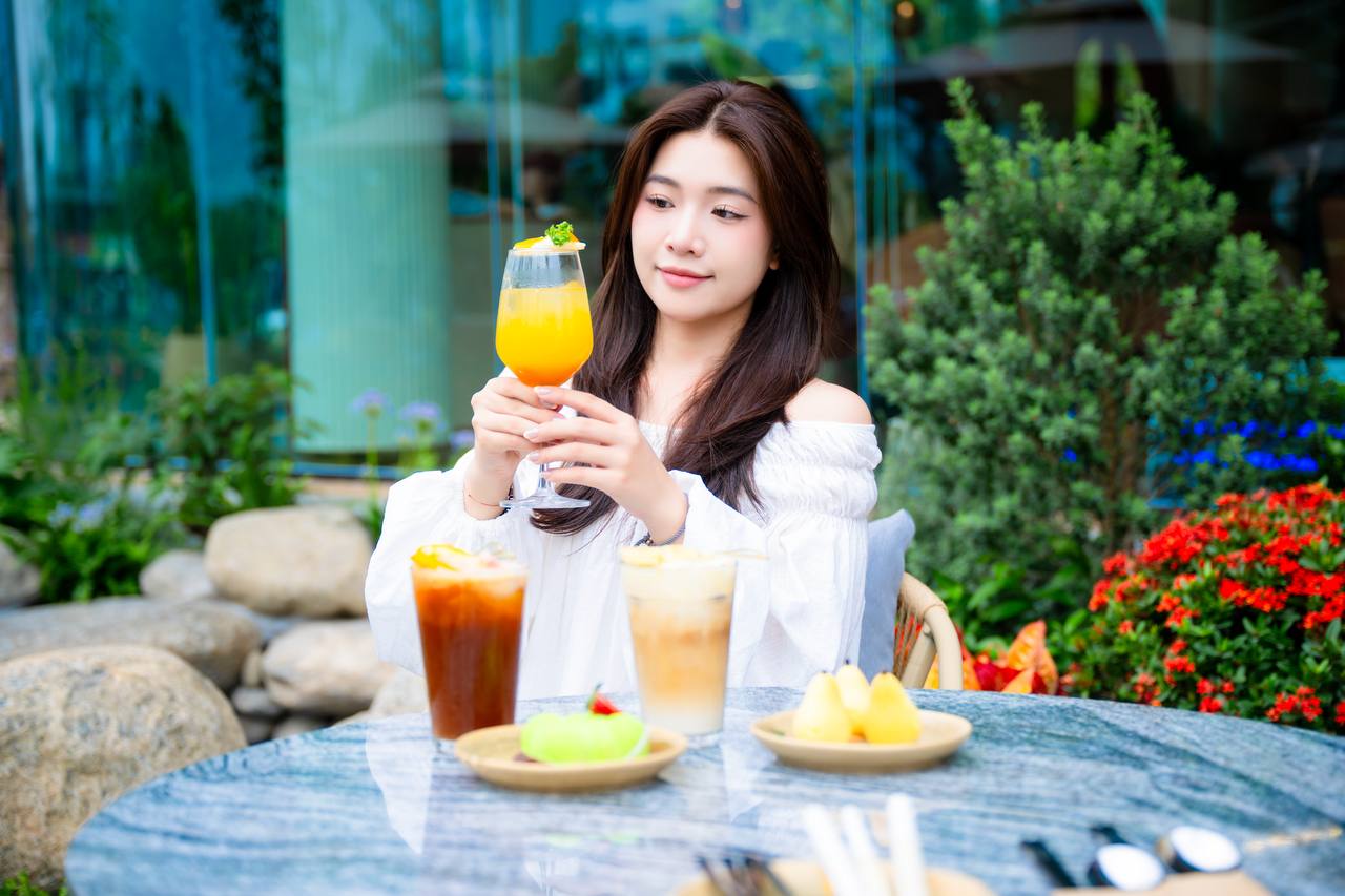 Quán cafe khủng ngay trong khuôn viên trường đại học đẹp nhất Việt Nam: Giao diện 