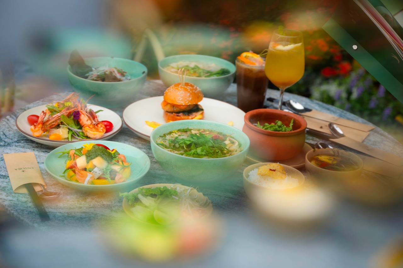 Quán cafe khủng ngay trong khuôn viên trường đại học đẹp nhất Việt Nam: Giao diện 