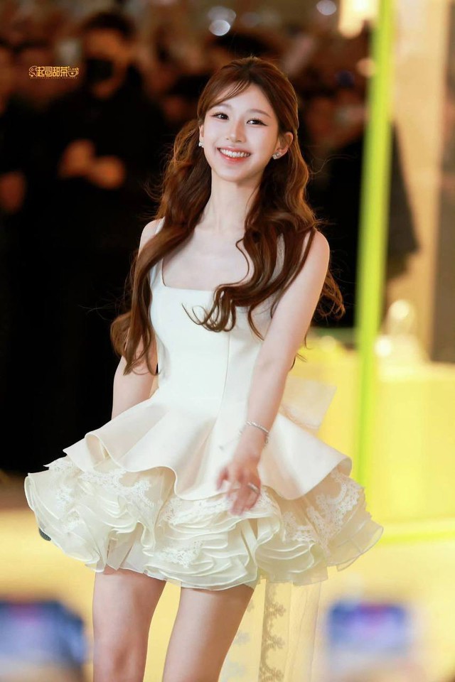 Nể Triệu Lộ Tư: Chỉnh giày thôi cũng tạo khoảnh khắc triệu view, sao nổi tiếng chiếu mệnh rõ ràng!- Ảnh 5.